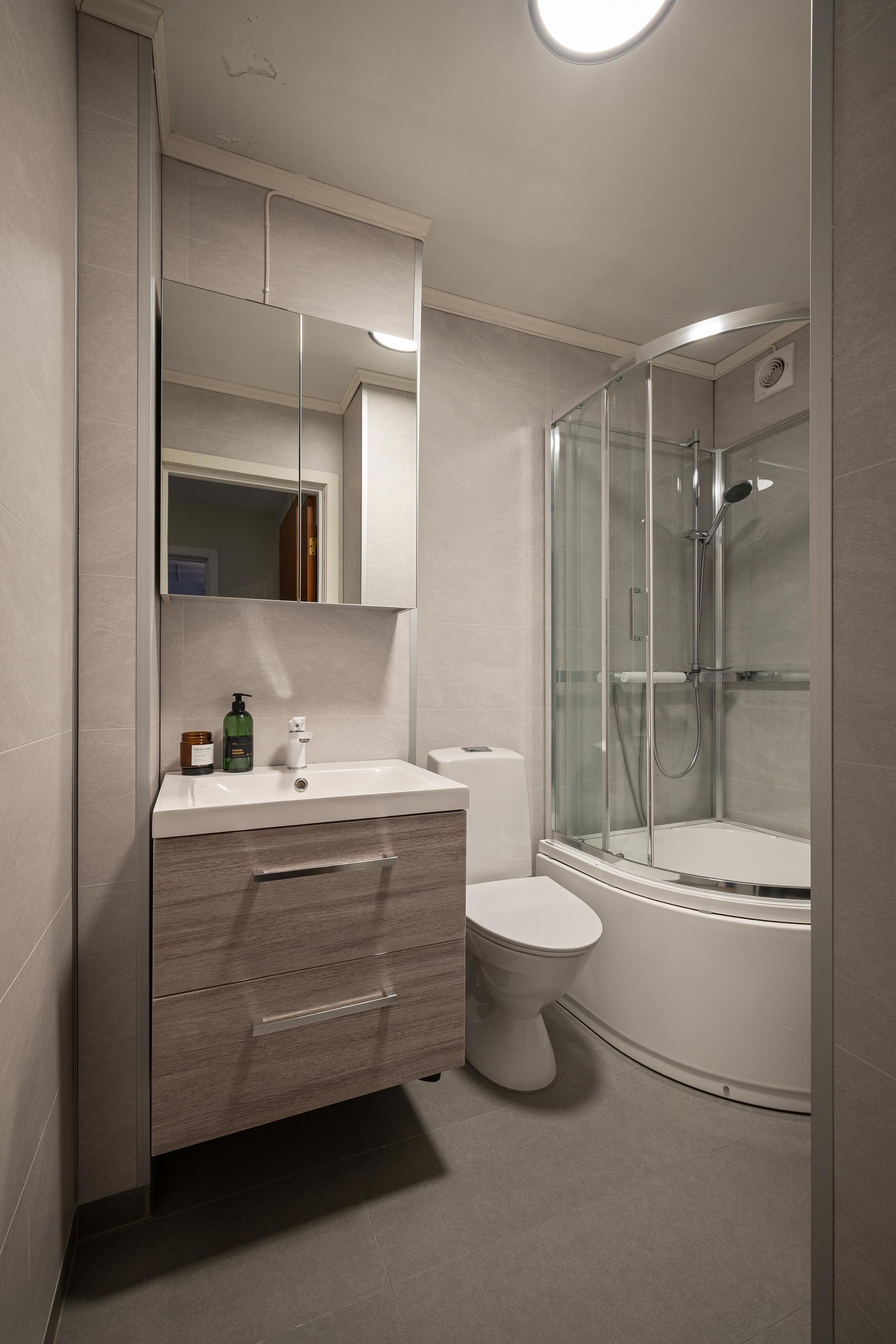 Badet er utstyrt med dusj.